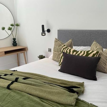 Brand New 3-Bedroom Home In London Kültér fotó